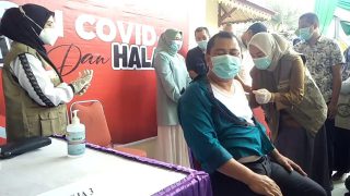 Bupati Mashuri Menjadi Orang Pertama di Suntik Vaksin Covid-19 di Bungo