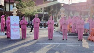 Bhayangkari Polres Bungo Turun Kejalan Berbagi Takjil dan Masker Kepada Masyarakat