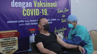 Bupati & Wabup Jalani Vaksinasi Covid-19 Pertama Di Tebo