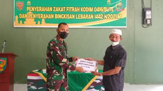 Dandim Serahkan Zakat Fitrah Anggota dan Bingkisan Lebaran