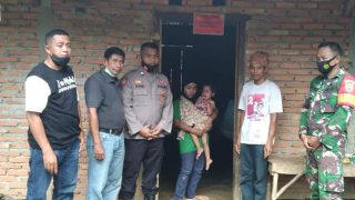 Suasana Haru Saat Brigpol Maidani Beri Bantuan Untuk Biaya Operasi Listia Pratiwi Bocah Rantau ikil
