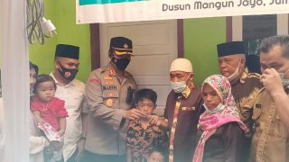 Kapolres Bungo Didampingi Brigpol Maidani Serahkan Kunci Rumah Tunawicara