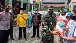 Sambut HUT RI Ke 76,Kodim Bute Bagikan Beras 1.8 Ton Ke Warga Terdampak Covid-19