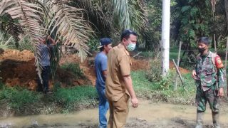 Dukung Penuh Pra TMMD,Lurah Sungai Bengkal Tinjau Pembukaan Jalan