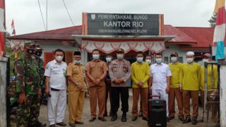 Patuhi Prokes,Pemdus Rantau Keloyang Pantau Kegiatan Pasar Sekaligus Sosialisasi Serta Bagi Masker Gratis