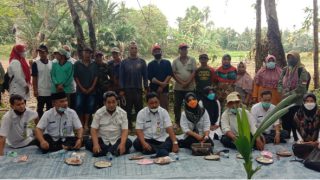 Tingkatkan Ekonomi Masyarakat,Dinas TPH-BUN Serahkan Bantuan Bibit Kedelai Kepada Kelompok Tani
