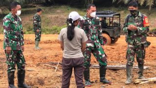 Tinjau Lokasi TMMD,Dandim 0416 Bute Cek Lokasi Pembuatan Rumah Guru Honor