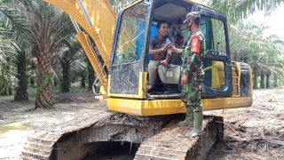 Kedekatan Satgas TMMD,Saat Istrirahat Berikan Air Minum Kepada Operator Alat Berat