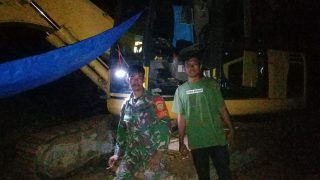 Jaga Alat Berat,Satgas TMMD Tidur di Lokasi Bersama Warga