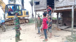 Begini Kedekatan satgas TMMD ke-112 Bersama Anak-anak