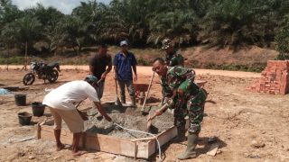 Warga Bersama Satgas TMMD,Gotong Royong Bangun Rumah Guru Honor