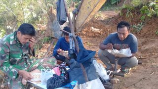 Begitu Akrab,Satgas TMMD dan Operator Alat Berat Sarapan Sebelum Bekerja