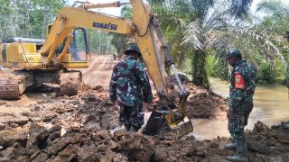 Satgas TMMD Gunakan Alat Berat Pasang Gorong-gorong