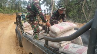 Penuh Perjuangan,Satgas TMMD ke-112 Angkut Material