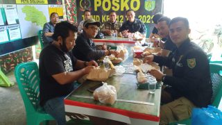 Prajurit Kodim 0416/Bute Makan Siang Bersama Wartawan di Posko TMMD ke-112
