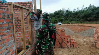 Satgas dan Warga Mulai Pasang Kusen Rumah Guru Honor di Lokasi TMMD