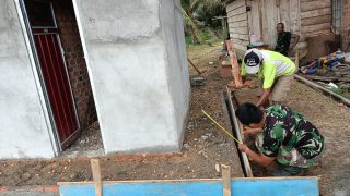 Satgas TMMD Bersama Warga Bahu Membahu Tuntaskan Pembangunan MCK Umum