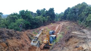 Tak Kenal Lelah,Satgas TMMD Tetap Awasi Alat Berat