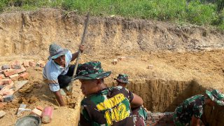 Siapkan Sarana Pendukung,Satgas Bersama Warga Bikin Lobang Septic Tank Rumah Guru SD