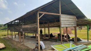 Dibantu Warga Sekitar,Satgas TMMD Mulai Rehab Gedung SD Pembantu