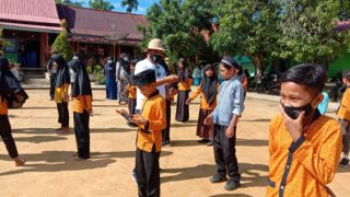 Pemdus Senamat Bagikan 7000 Masker Gratis Secara Door To Door Kerumah Warga Sekaligus Sekolah Yang Ada Diwilayah Dusun Senamat