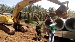 Malam Diguyur Hujan,Satgas Tetap Semangat Pasang Gorong-gorong.