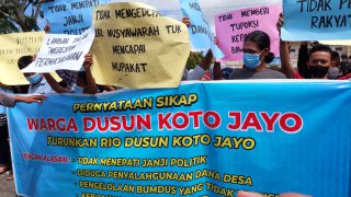 Breaking News…Ratusan Warga Dusun Koto Jayo Gruduk Kantor Bupati  Minta Copot Rio Said Somad