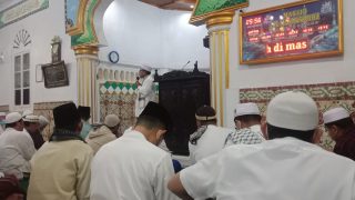 Pemkab Bungo Melaksanakan Rutinitas Basuh Berjamaah di Masjid Al-Munawwaroh Kelurahan Tanjung Gedang