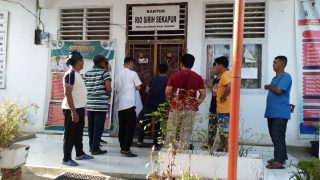 Woow Diduga Gelapkan Dana PAD Warga Dusun Sirih Sekapur Segel Kantor Rio