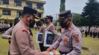 Kapolres Bungo Beri Penghargaan Kepada Personil Yang Berprestasi