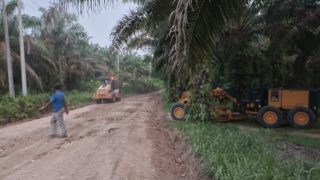 Brigpol Maidani Lansung Turunkan Dua Alat Berat Untuk Perbaikan Jalan Kuamang Kuning Yang Rusak Parah