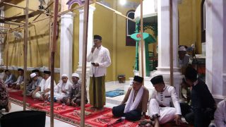 Wabub Bungo Sholat Taraweh Berjamaah Bersama Masyarakat Dusun Empelu Sekaligus Beri Bantuan Sajadah Sholat Untuk Masjid