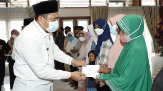 Pemkab Bungo Bersama BAZNAS Salurkan Zakat Konsumtif Kepada Para Mustahiq