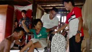Lagi-lagi Brigpol Maidani Beri Bantuan Kursi Roda dan Sembako Kepada Siti Khadijah Penderita Lumpuh