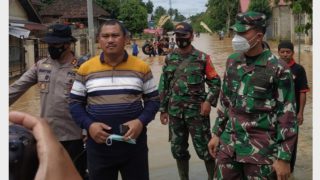 Bupati Bungo H.Mashuri Tinjau Lokasi banjir Di kecamatan Tanah sepenggal