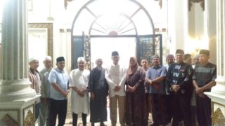 Jalin Silahturahmi,Alparobi Berbagi Takjil dan Buka Bersama Pengurus DPC Gerindra Bungo Serta Tokoh Masyarakat