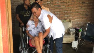 Brigpol Maidani Kembali Serahkan 2 Kursi Roda Kepada Warga Sungai Tembang