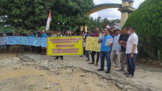 Diduga Mesum,Ratusan Warga Gelar Unjuk Rasa Tuntut Rio Kuamang Jaya Diberhentikan Dari Jabatannya