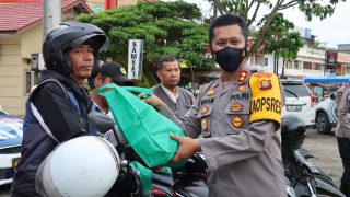 Kapolres Bungo Serahkan Bantuan Paket Sembako Ke Tukang Ojek Pasca Kenaikan Harga BBM