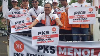 Fraksi PKS Bersama DPD PKS Bentangkan kertas Dengan Seruan Tolak Kenaikan Harga BBM