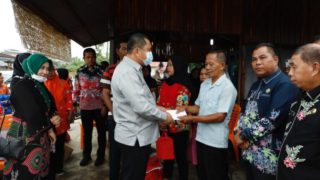 H.Mashuri SP.ME Bupati Bungo Salurkan Bantuan Kepada Korban Kebakaran Di Sungai Pinang