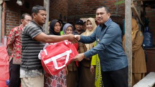 Bupati Didampingi Ketua TP-PKK Bungo Serahkan Bantuan Kepada Korban Rumah Roboh