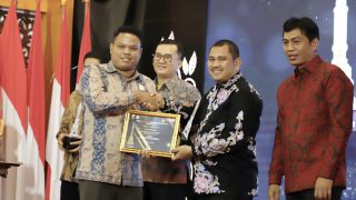 Bupati Bungo Terima Penghargaan KPID Award Sebagai Kepala Daerah Peduli Dunia Penyiaran