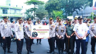Ribuan Paket Sembako Dari Kapolri Disebar Ke Masyarakat di Slum Area Jakarta Selatan