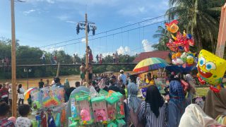 Meriahkan Idul Fitri ,Lomba Panjat Pinang dan Pacu Perahu Dusun Tanah Tumbuh Disambut Antusias Oleh Warga
