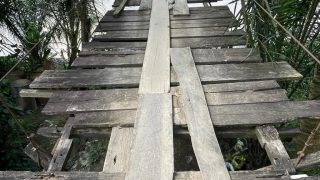 Kondisi Jembatan Gantung Kampung Baru Dusun Sepunggur Rusak Parah,Ancam Keselamatan Warga Yang Melintas