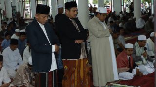Bupati dan Wakil Bupati Bungo Melaksanakan Sholat Idul Adha 1444 H di Masjid Agung Al-Mubarak