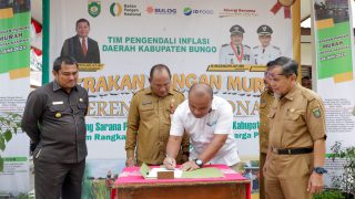 Dihadiri Oleh Bupati,Warga Bungo Berebut Sembako Murah di Dinas Ketahanan Pangan