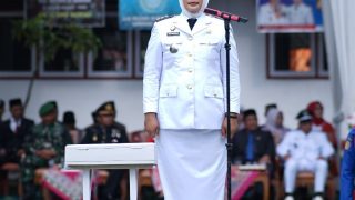 Pengibaran Bendera Merah Putih di Kecamatan Bathin II Babeko Berlangsung Khidmat,Camat Yunita Jadi Inspektur Upacara