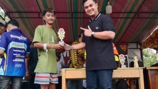 Agung Arie Pradana,Beri Penyerahan Piala Kepada Pemenang Kejuaraan Grasstrack Pemuda Empelu Cup Tahun 2023